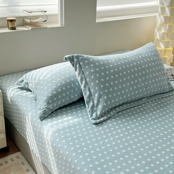 91家纺网 家纺一手货源 找家纺 寝柔家纺 2025新款冬季INS简约清新加厚牛奶雕花绒圆点波点单床笠 波点-繁星蓝