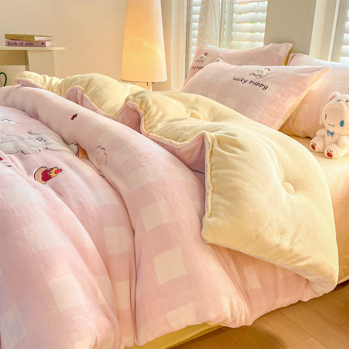 91家纺网 家纺一手货源 找家纺 换种生活 2025新款A类牛奶绒贴布绣冬被被子被芯 幸运汪格-樱花粉