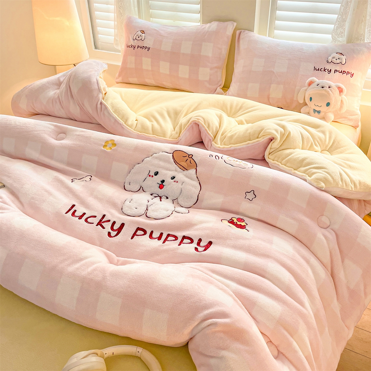 91家纺网 家纺一手货源 找家纺 换种生活 2025新款A类牛奶绒贴布绣冬被被子被芯 幸运汪格-樱花粉