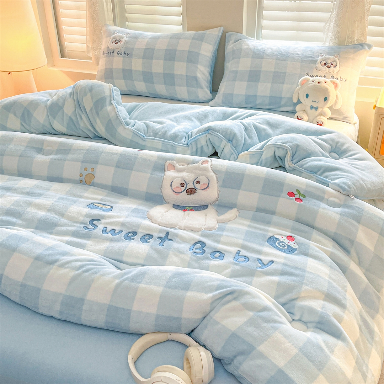 91家纺网 家纺一手货源 找家纺 换种生活 2025新款A类牛奶绒贴布绣冬被被子被芯 萌喵格-晴空蓝