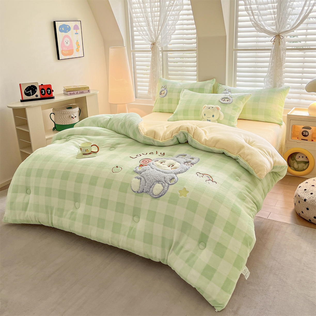 91家纺网 家纺一手货源 找家纺 换种生活 2025新款A类牛奶绒贴布绣冬被被子被芯 童趣格-浅草绿