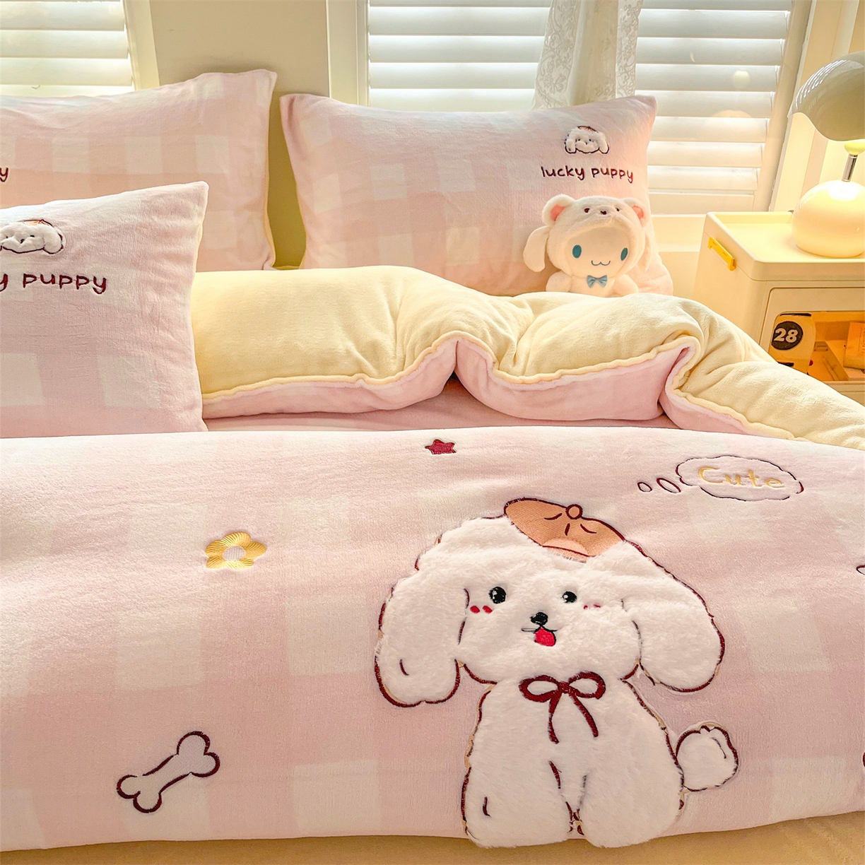 91家纺网 家纺一手货源 找家纺 换种生活 2025新款A类牛奶绒贴布绣冬被被子被芯 幸运汪格-樱花粉