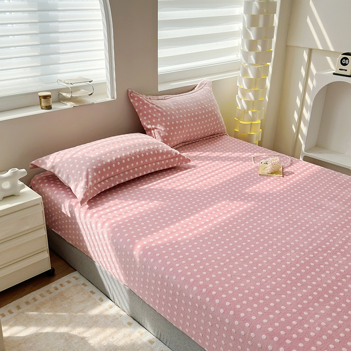 91家纺网 家纺一手货源 找家纺 寝柔家纺 2025新款冬季INS简约清新加厚牛奶雕花绒圆点波点单床笠 波点-蜜桃粉