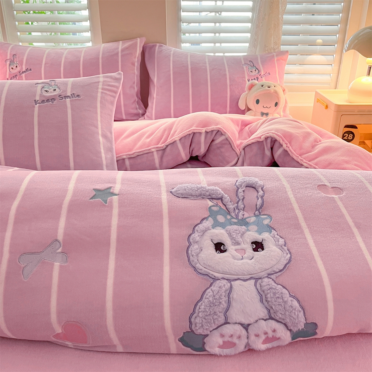 91家纺网 家纺一手货源 找家纺 换种生活 2025新款A类牛奶绒贴布绣冬被被子被芯 治愈萌兔-粉紫色