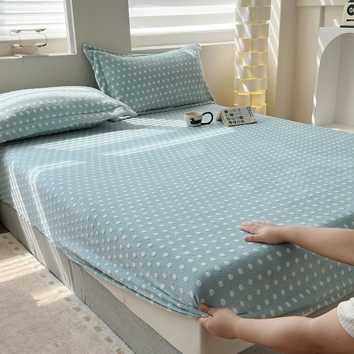 91家纺网 家纺一手货源 找家纺 寝柔家纺 2025新款冬季INS简约清新加厚牛奶雕花绒圆点波点单床笠 波点-繁星蓝