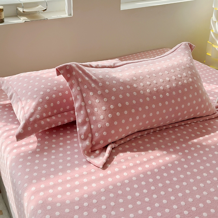 91家纺网 家纺一手货源 找家纺 寝柔家纺 2025新款冬季INS简约清新加厚牛奶雕花绒圆点波点单床笠 波点-蜜桃粉