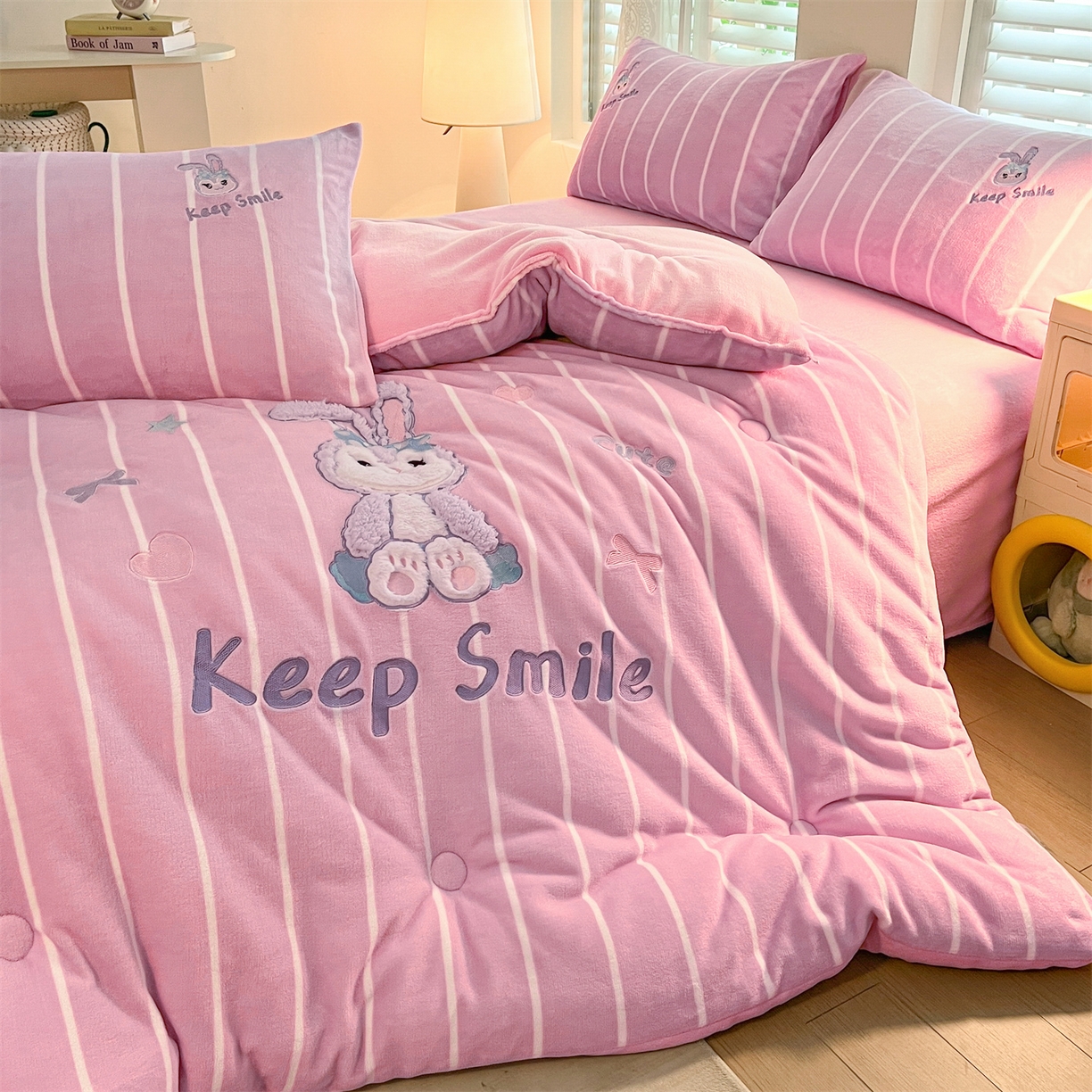 91家纺网 家纺一手货源 找家纺 换种生活 2025新款A类牛奶绒贴布绣冬被被子被芯 治愈萌兔-粉紫色