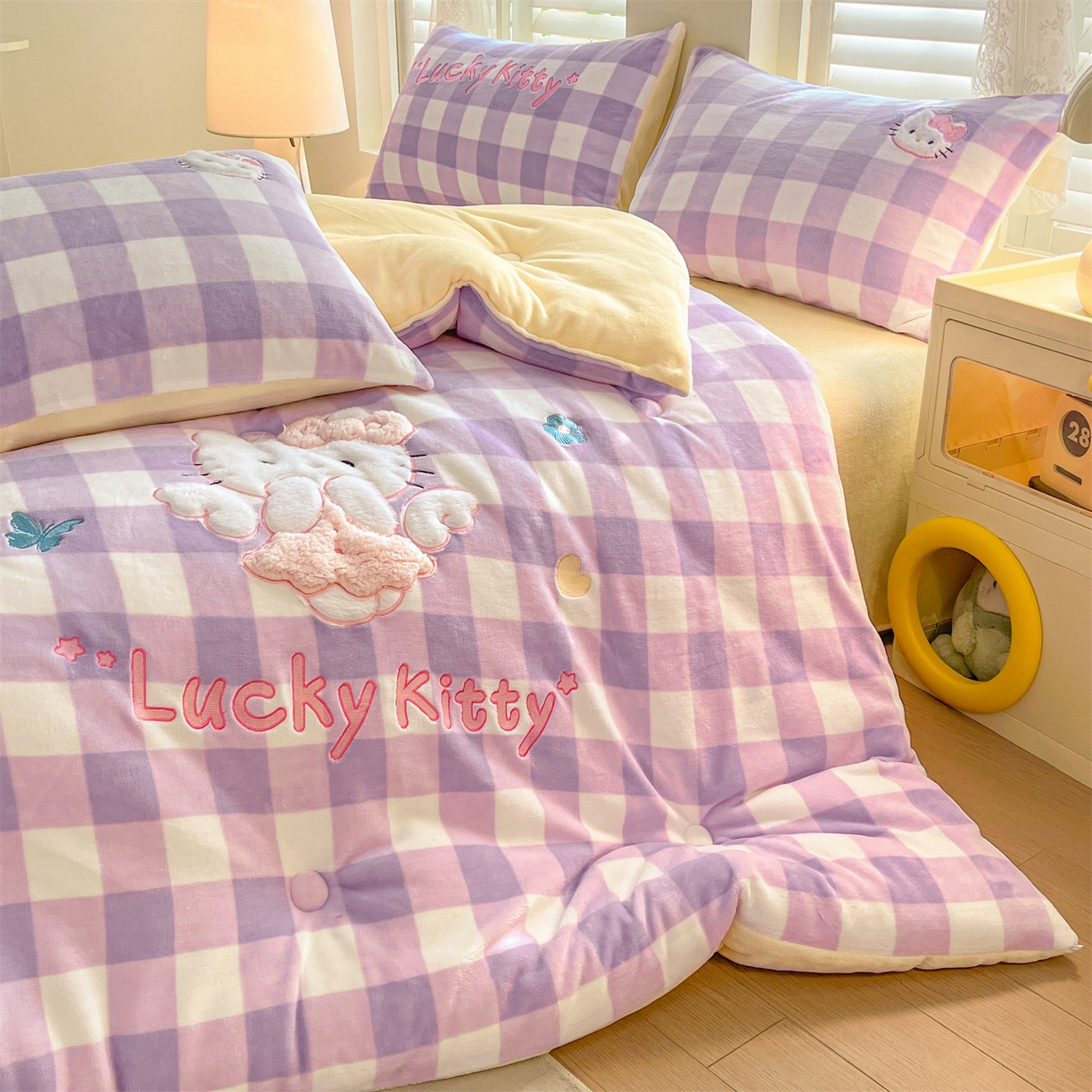 91家纺网 家纺一手货源 找家纺 换种生活 2025新款A类牛奶绒贴布绣冬被被子被芯 格纹萌喵-梦幻紫