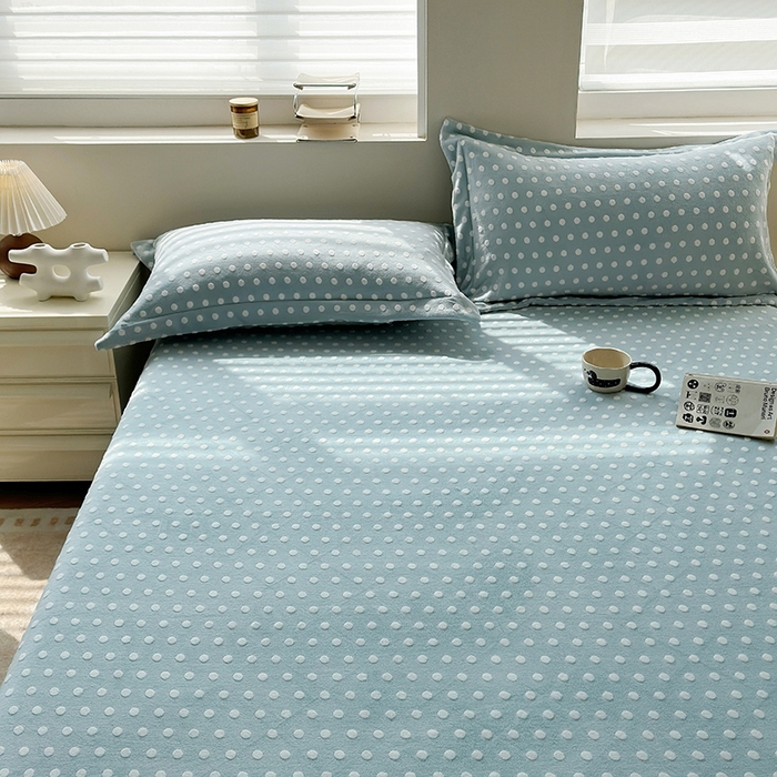 91家纺网 家纺一手货源 找家纺 寝柔家纺 2025新款冬季INS简约清新加厚牛奶雕花绒圆点波点单床笠 波点-繁星蓝