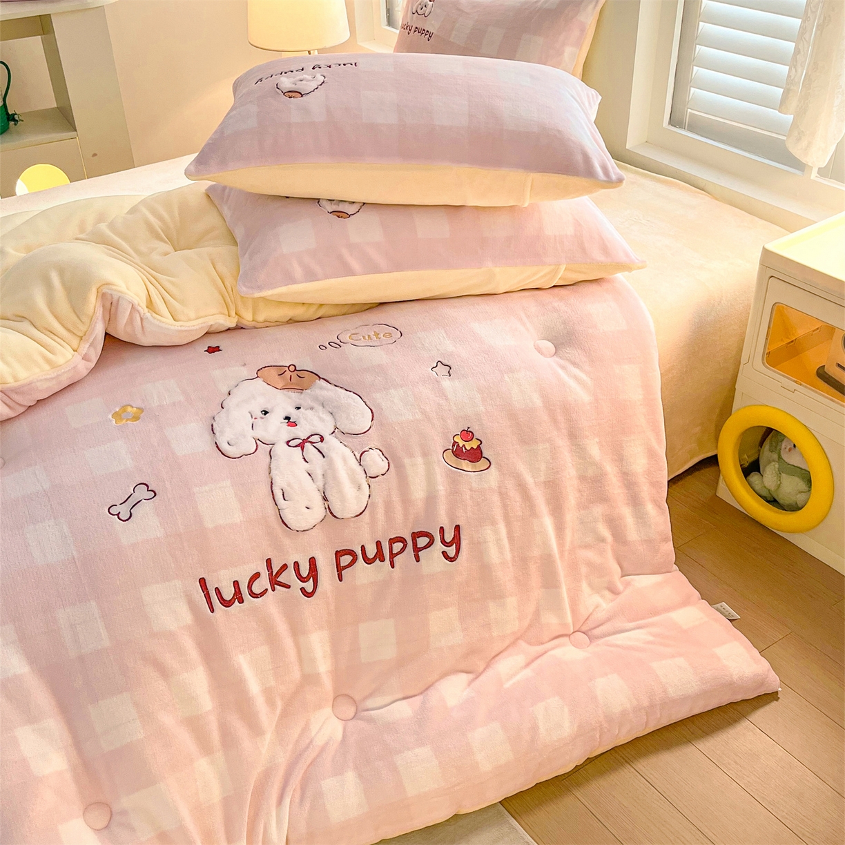 91家纺网 家纺一手货源 找家纺 换种生活 2025新款A类牛奶绒贴布绣冬被被子被芯 幸运汪格-樱花粉