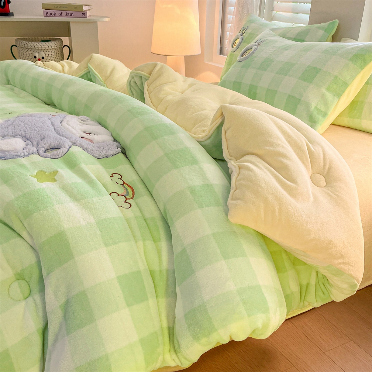 91家纺网 家纺一手货源 找家纺 换种生活 2025新款A类牛奶绒贴布绣冬被被子被芯 童趣格-浅草绿
