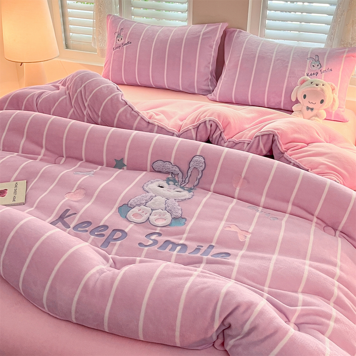 91家纺网 家纺一手货源 找家纺 换种生活 2025新款A类牛奶绒贴布绣冬被被子被芯 治愈萌兔-粉紫色