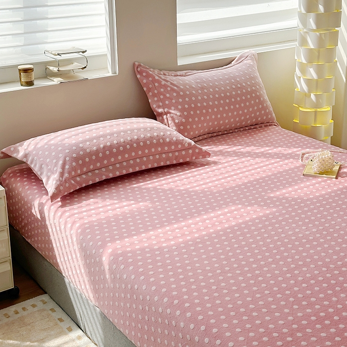 91家纺网 家纺一手货源 找家纺 寝柔家纺 2025新款冬季INS简约清新加厚牛奶雕花绒圆点波点单床笠 波点-蜜桃粉