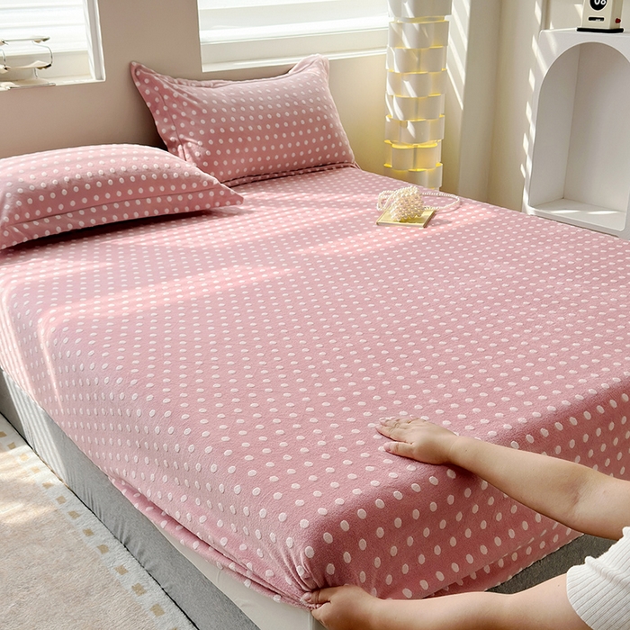 91家纺网 家纺一手货源 找家纺 寝柔家纺 2025新款冬季INS简约清新加厚牛奶雕花绒圆点波点单床笠 波点-蜜桃粉