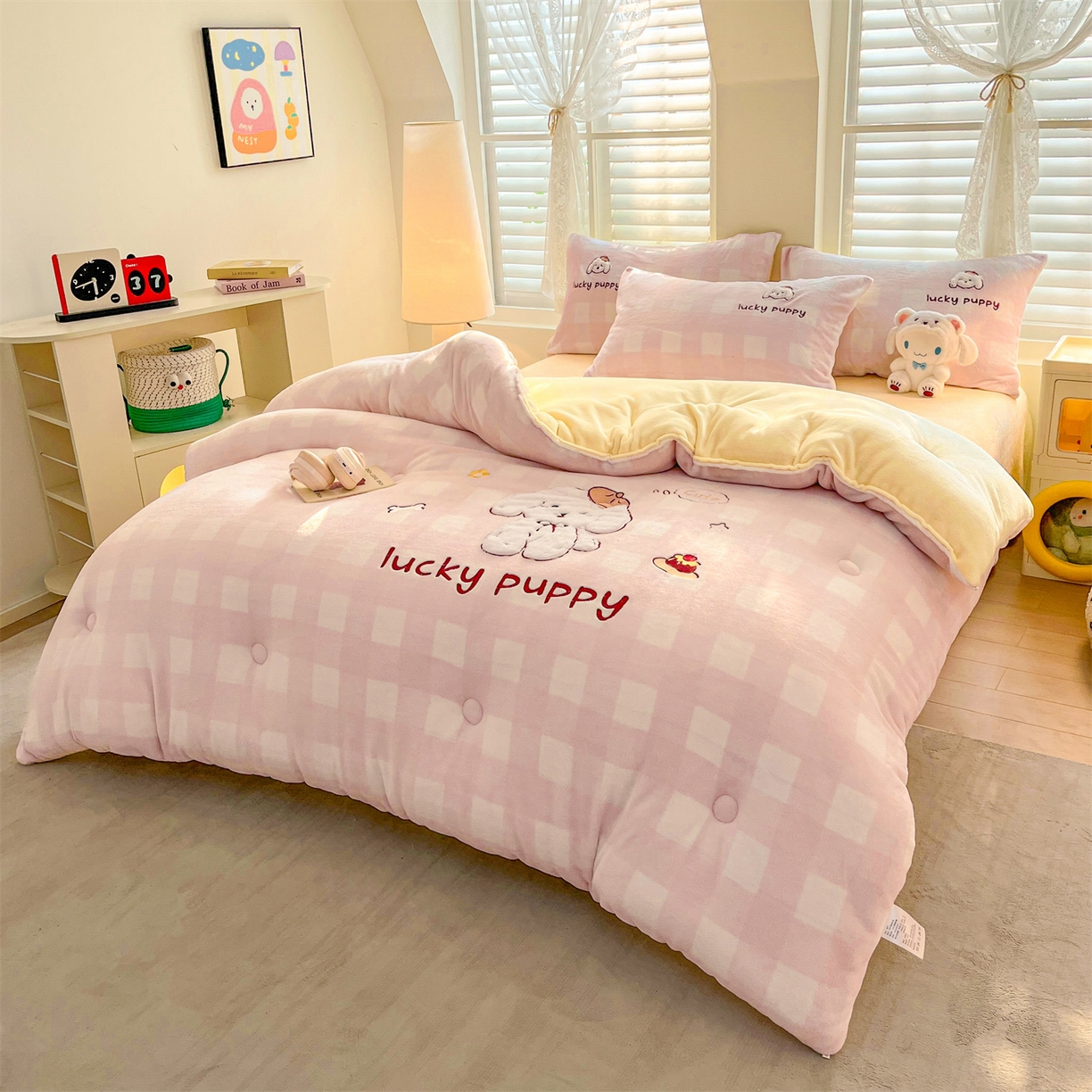 91家纺网 家纺一手货源 找家纺 换种生活 2025新款A类牛奶绒贴布绣冬被被子被芯 幸运汪格-樱花粉