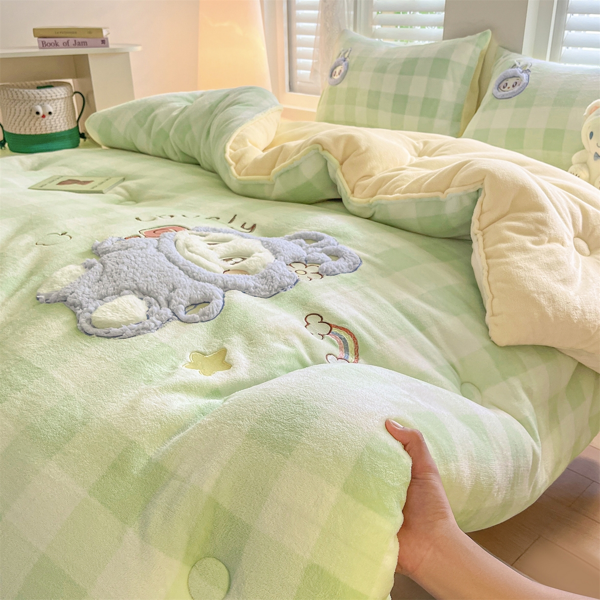 91家纺网 家纺一手货源 找家纺 换种生活 2025新款A类牛奶绒贴布绣冬被被子被芯 童趣格-浅草绿