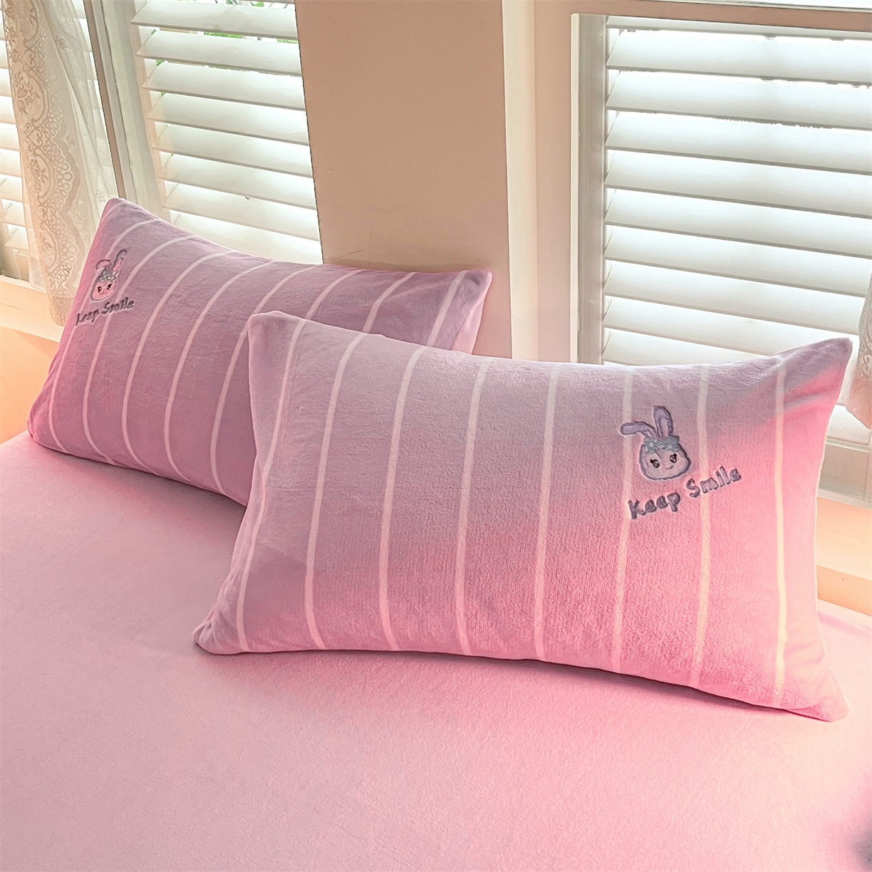 91家纺网 家纺一手货源 找家纺 换种生活 2025新款A类牛奶绒贴布绣冬被被子被芯 治愈萌兔-粉紫色