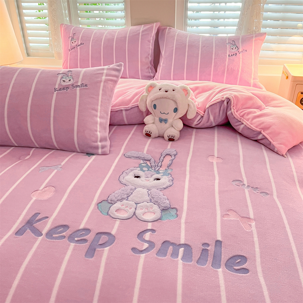 91家纺网 家纺一手货源 找家纺 换种生活 2025新款A类牛奶绒贴布绣冬被被子被芯 治愈萌兔-粉紫色