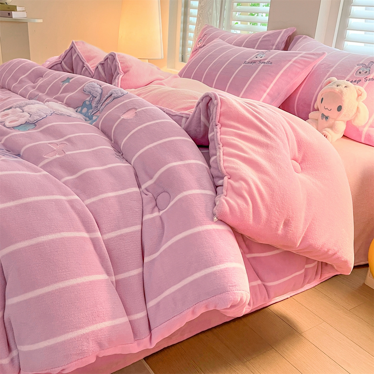 91家纺网 家纺一手货源 找家纺 换种生活 2025新款A类牛奶绒贴布绣冬被被子被芯 治愈萌兔-粉紫色