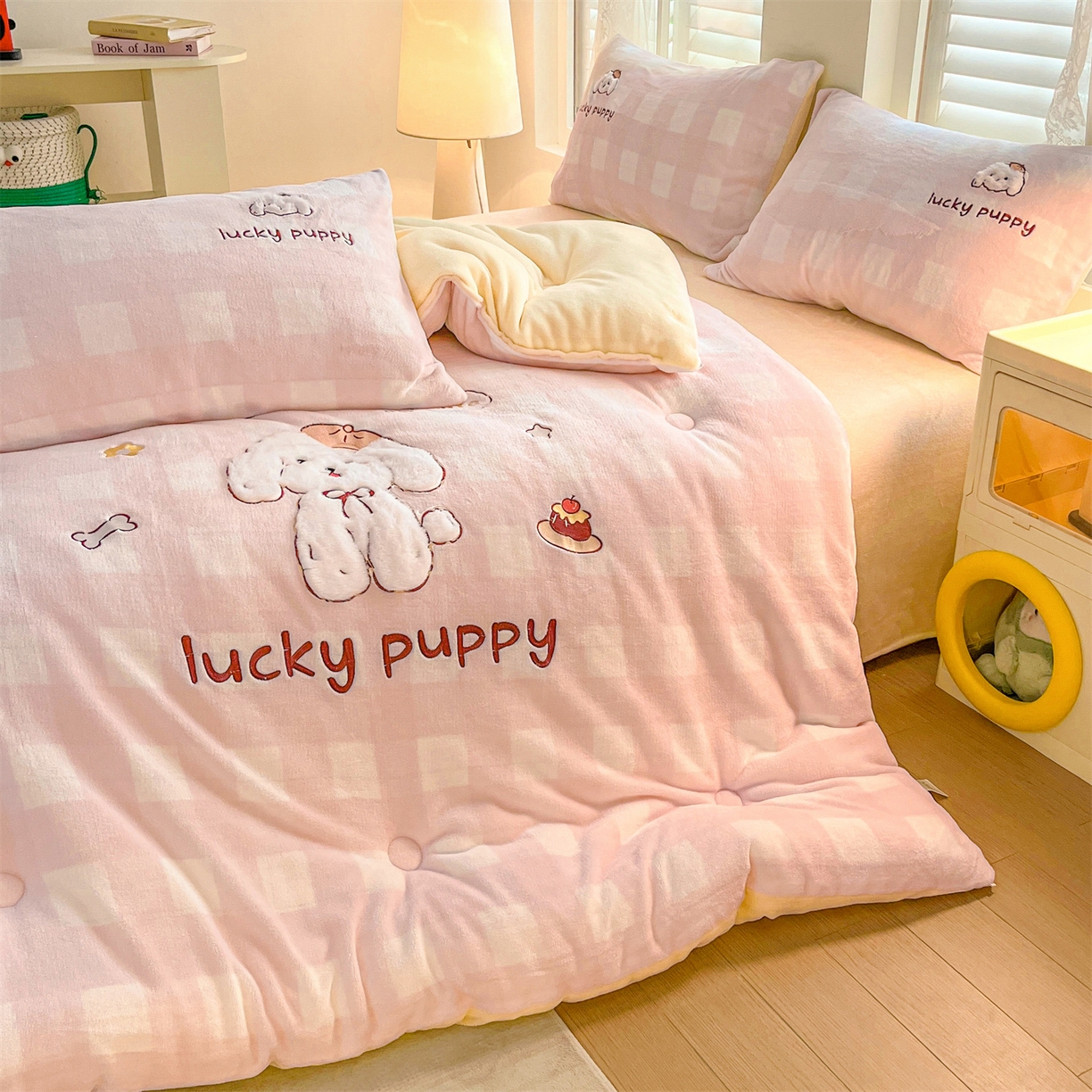 91家纺网 家纺一手货源 找家纺 换种生活 2025新款A类牛奶绒贴布绣冬被被子被芯 幸运汪格-樱花粉