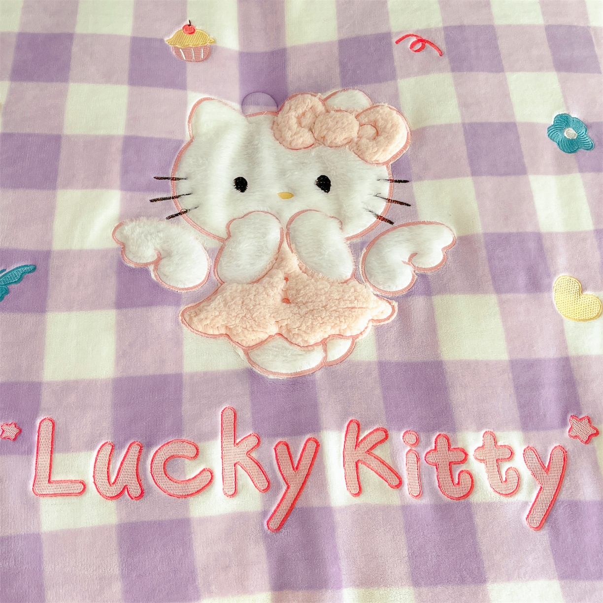 91家纺网 家纺一手货源 找家纺 换种生活 2025新款A类牛奶绒贴布绣冬被被子被芯 格纹萌喵-梦幻紫