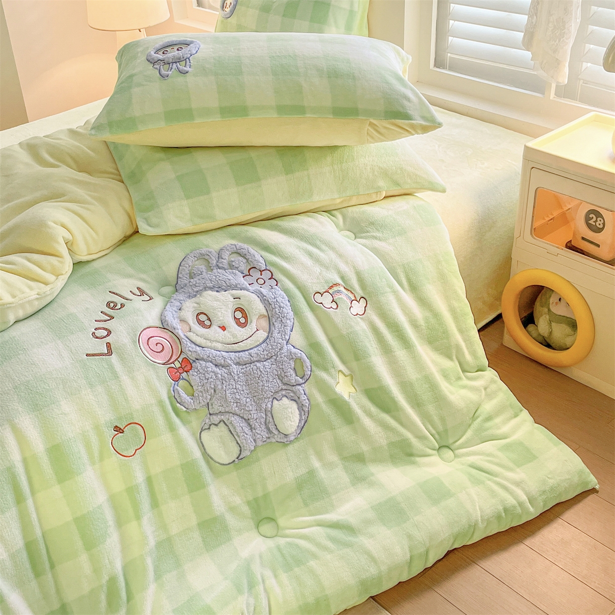 91家纺网 家纺一手货源 找家纺 换种生活 2025新款A类牛奶绒贴布绣冬被被子被芯 童趣格-浅草绿