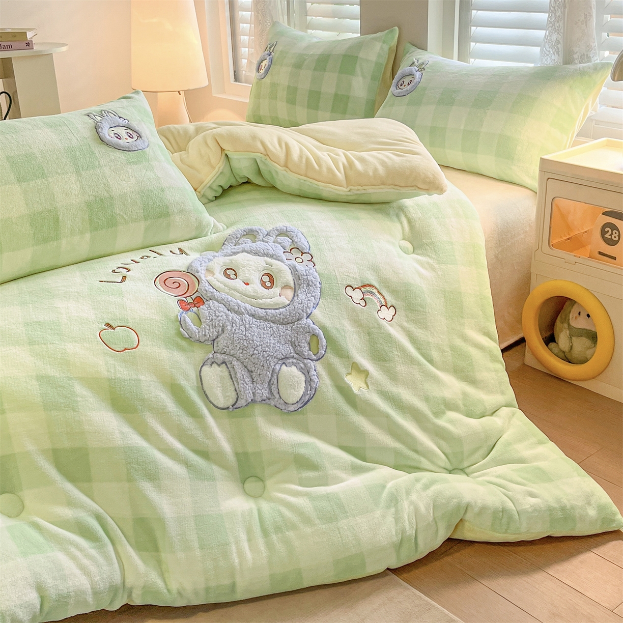 91家纺网 家纺一手货源 找家纺 换种生活 2025新款A类牛奶绒贴布绣冬被被子被芯 童趣格-浅草绿