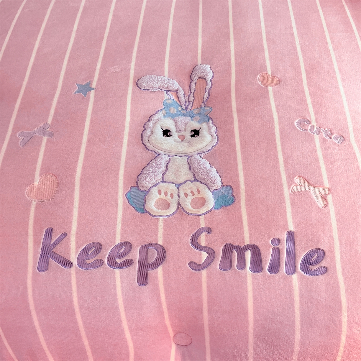 91家纺网 家纺一手货源 找家纺 换种生活 2025新款A类牛奶绒贴布绣冬被被子被芯 治愈萌兔-粉紫色