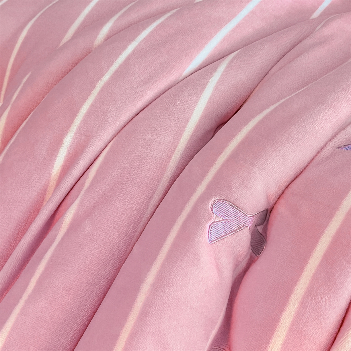 91家纺网 家纺一手货源 找家纺 换种生活 2025新款A类牛奶绒贴布绣冬被被子被芯 治愈萌兔-粉紫色