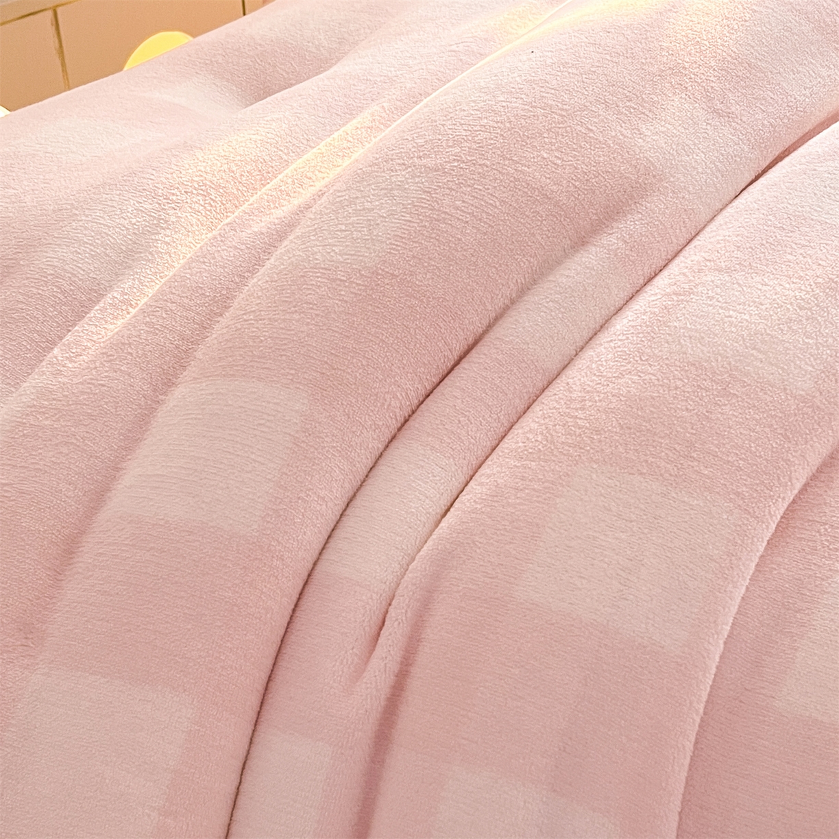 91家纺网 家纺一手货源 找家纺 换种生活 2025新款A类牛奶绒贴布绣冬被被子被芯 幸运汪格-樱花粉