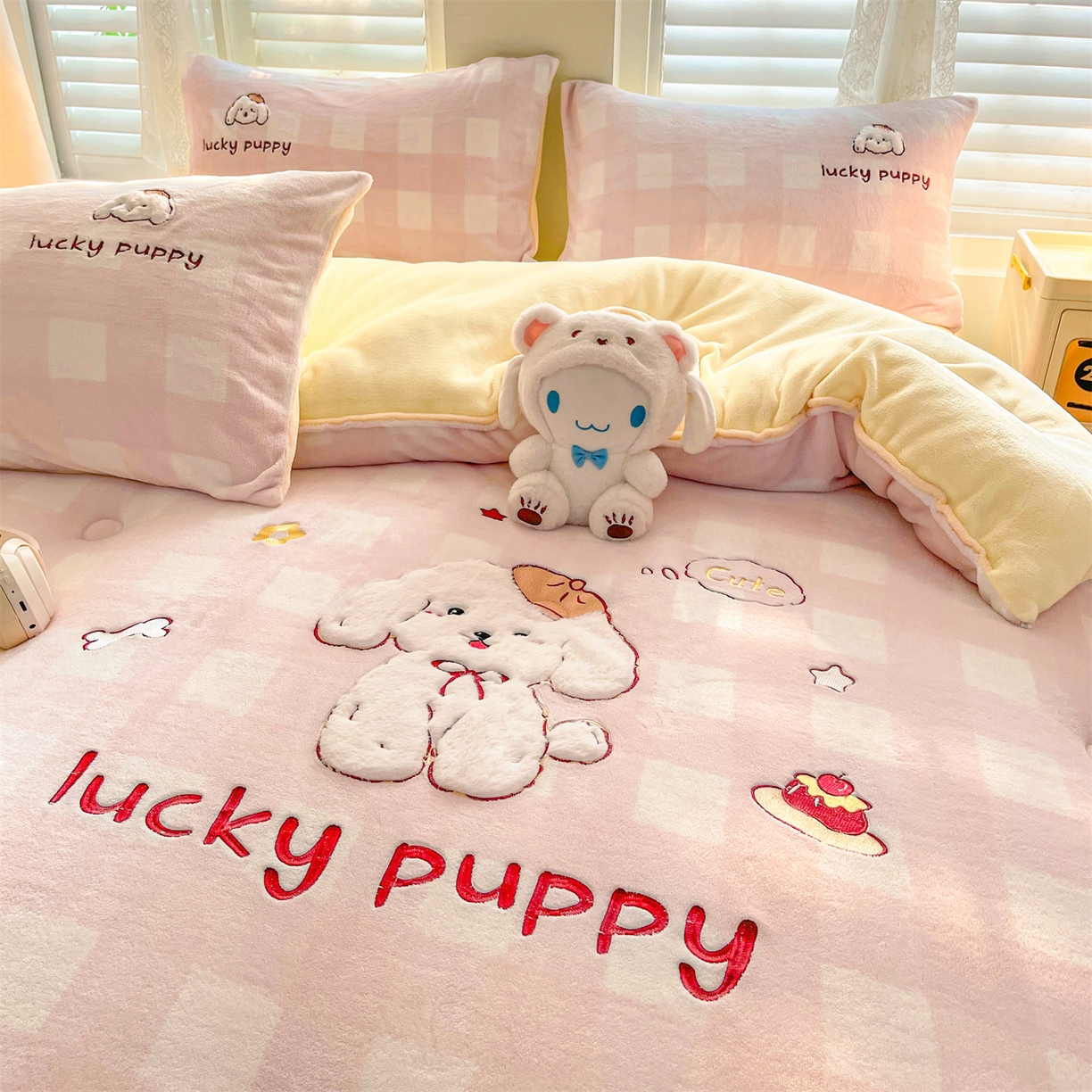 91家纺网 家纺一手货源 找家纺 换种生活 2025新款A类牛奶绒贴布绣冬被被子被芯 幸运汪格-樱花粉