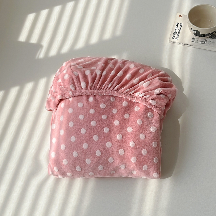 91家纺网 家纺一手货源 找家纺 （总）寝柔家纺 2025新款冬季INS简约清新加厚牛奶雕花绒圆点波点单床笠