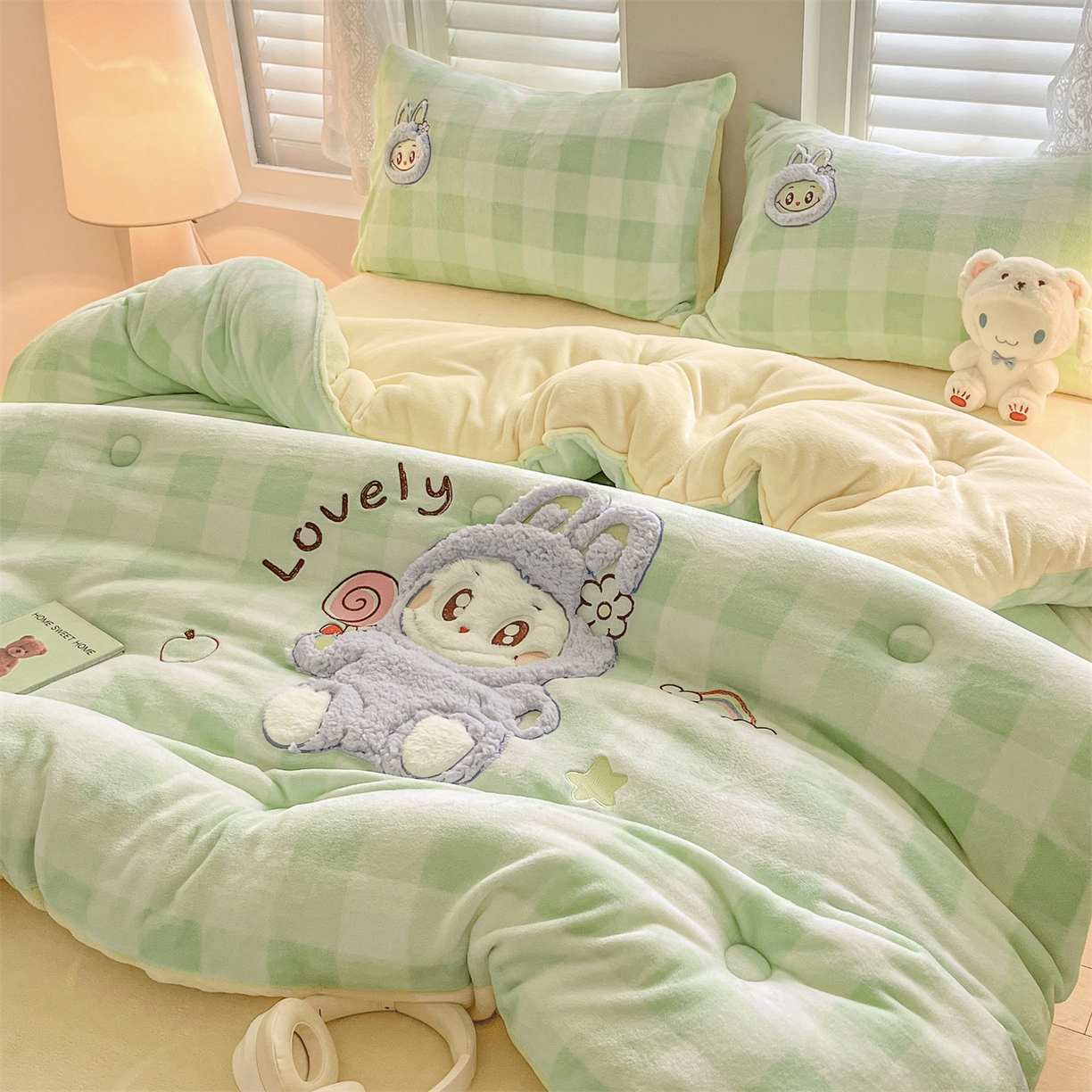 91家纺网 家纺一手货源 找家纺 换种生活 2025新款A类牛奶绒贴布绣冬被被子被芯 童趣格-浅草绿