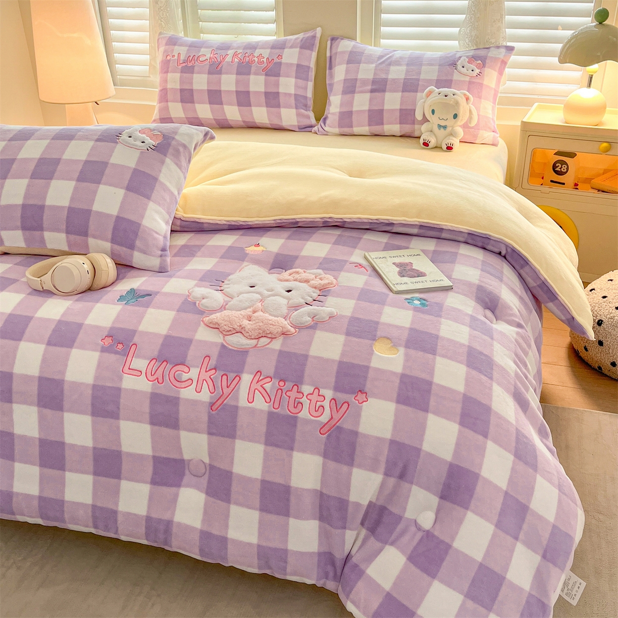 91家纺网 家纺一手货源 找家纺 换种生活 2025新款A类牛奶绒贴布绣冬被被子被芯 格纹萌喵-梦幻紫