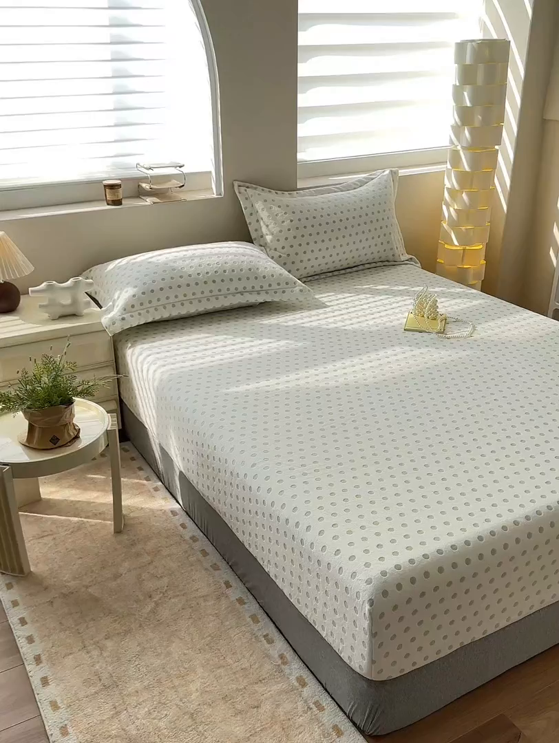 91家纺网 家纺一手货源 找家纺 寝柔家纺 2025新款冬季INS简约清新加厚牛奶雕花绒圆点波点单床笠 波点-冰川绿