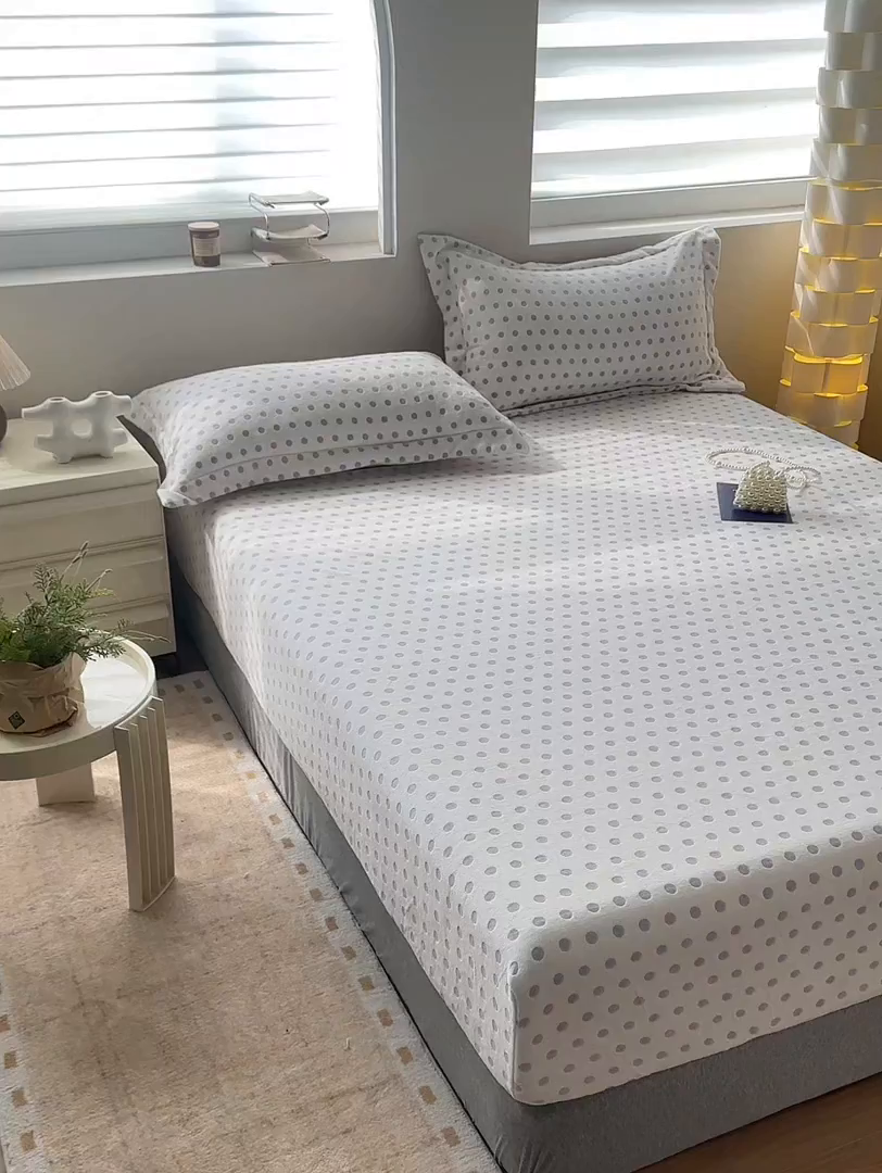 91家纺网 家纺一手货源 找家纺 寝柔家纺 2025新款冬季INS简约清新加厚牛奶雕花绒圆点波点单床笠 波点-芋泥紫