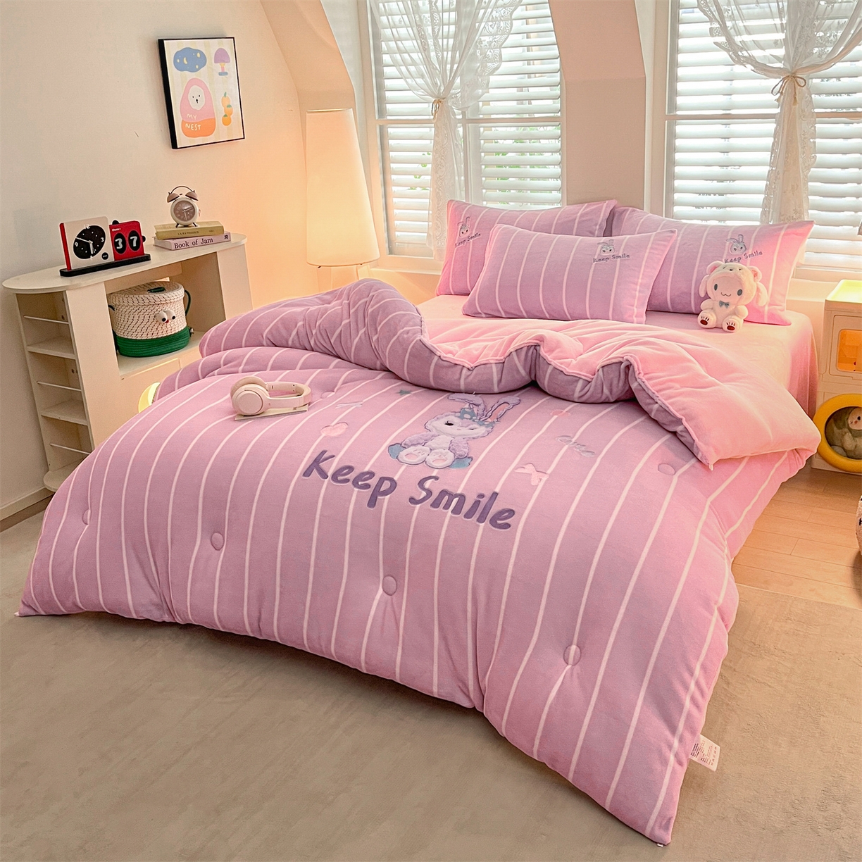 91家纺网 家纺一手货源 找家纺 换种生活 2025新款A类牛奶绒贴布绣冬被被子被芯 治愈萌兔-粉紫色