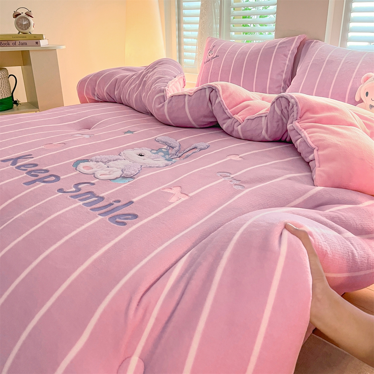 91家纺网 家纺一手货源 找家纺 换种生活 2025新款A类牛奶绒贴布绣冬被被子被芯 治愈萌兔-粉紫色