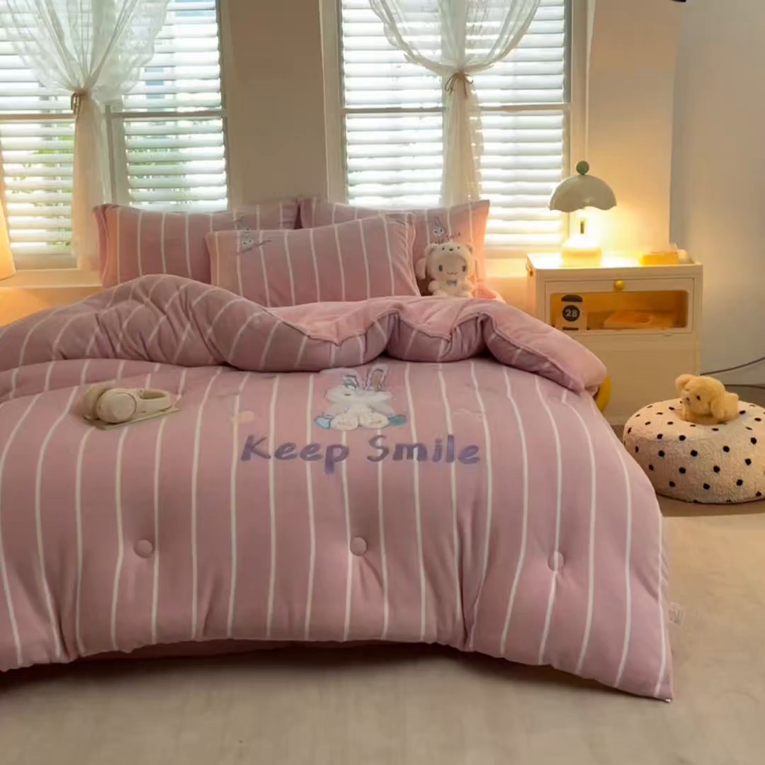 91家纺网 家纺一手货源 找家纺 换种生活 2025新款A类牛奶绒贴布绣冬被被子被芯 治愈萌兔-粉紫色