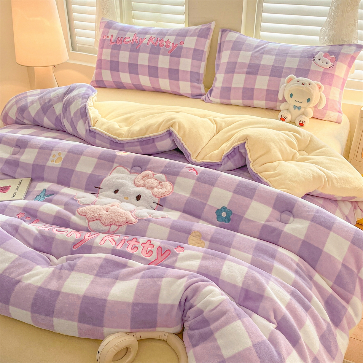 91家纺网 家纺一手货源 找家纺 换种生活 2025新款A类牛奶绒贴布绣冬被被子被芯 格纹萌喵-梦幻紫