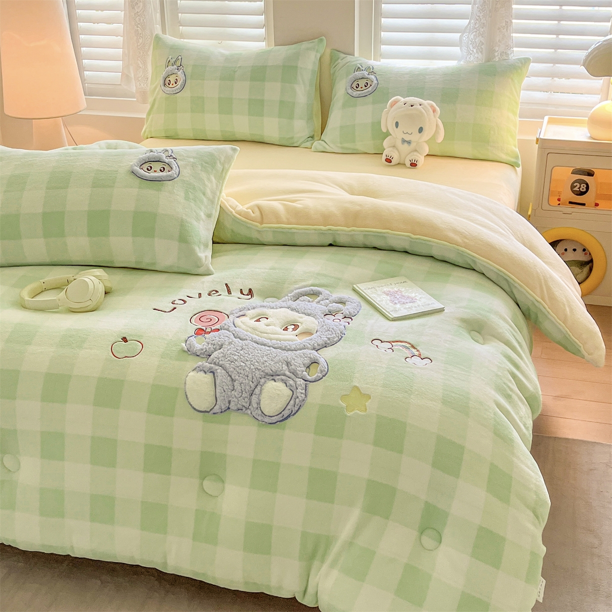 91家纺网 家纺一手货源 找家纺 换种生活 2025新款A类牛奶绒贴布绣冬被被子被芯 童趣格-浅草绿