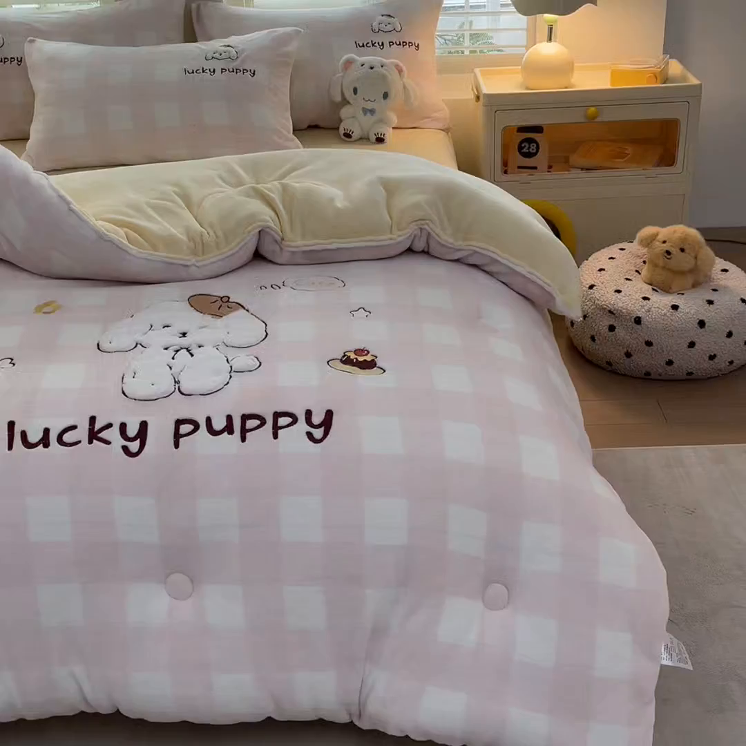 91家纺网 家纺一手货源 找家纺 换种生活 2025新款A类牛奶绒贴布绣冬被被子被芯 幸运汪格-樱花粉