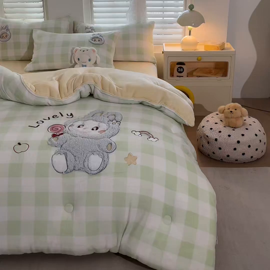 91家纺网 家纺一手货源 找家纺 换种生活 2025新款A类牛奶绒贴布绣冬被被子被芯 童趣格-浅草绿