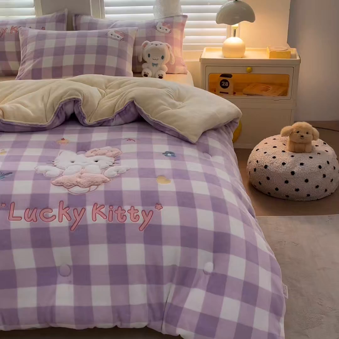 91家纺网 家纺一手货源 找家纺 换种生活 2025新款A类牛奶绒贴布绣冬被被子被芯 格纹萌喵-梦幻紫
