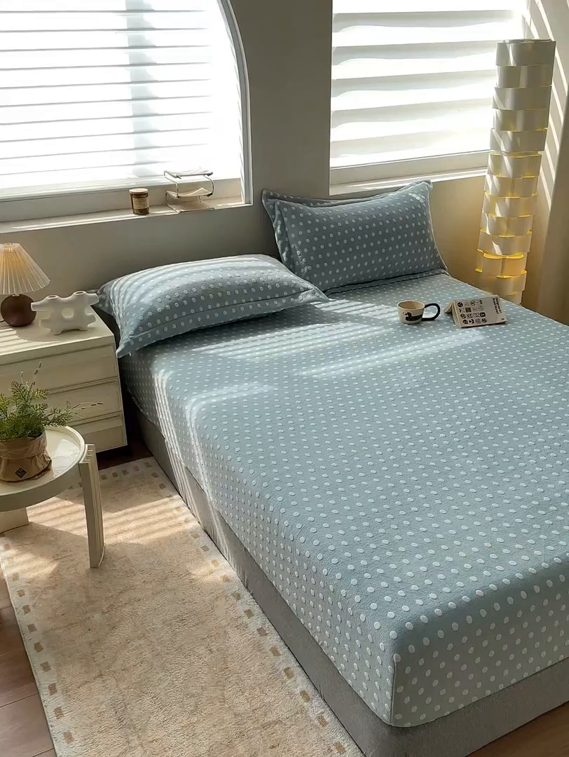 91家纺网 家纺一手货源 找家纺 寝柔家纺 2025新款冬季INS简约清新加厚牛奶雕花绒圆点波点单床笠 波点-繁星蓝