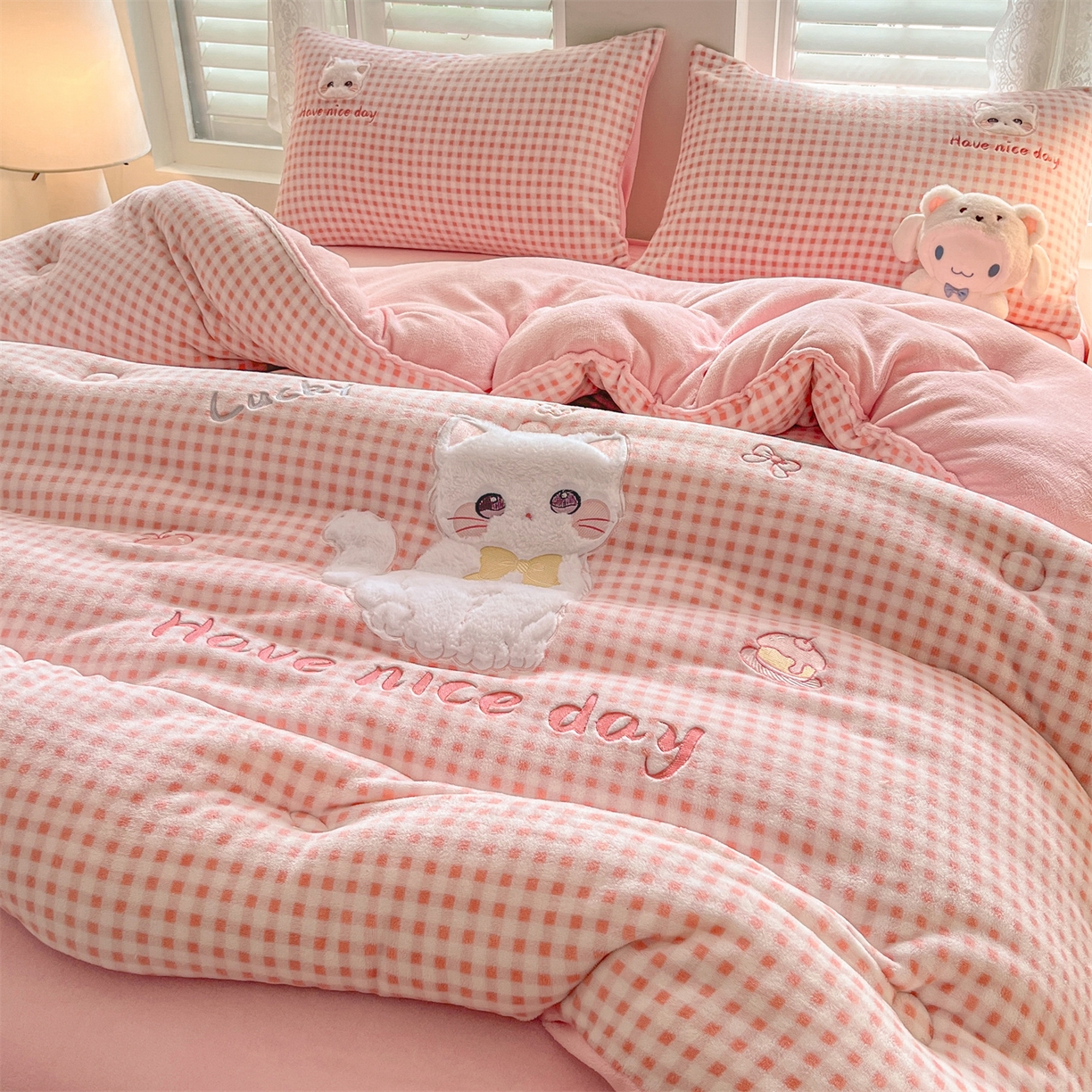 91家纺网 家纺一手货源 找家纺 换种生活 2025新款A类牛奶绒贴布绣冬被被子被芯 甜喵格-草莓粉