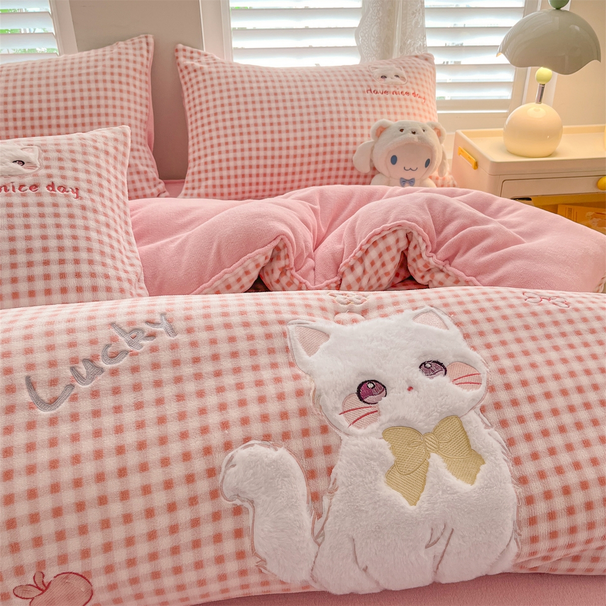 91家纺网 家纺一手货源 找家纺 换种生活 2025新款A类牛奶绒贴布绣冬被被子被芯 甜喵格-草莓粉