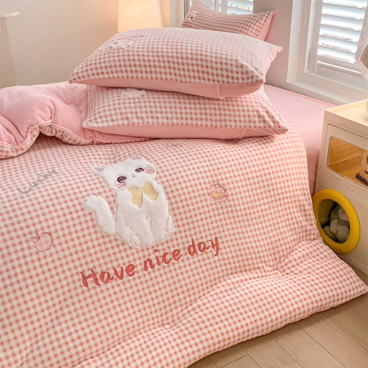 91家纺网 家纺一手货源 找家纺 换种生活 2025新款A类牛奶绒贴布绣冬被被子被芯 甜喵格-草莓粉