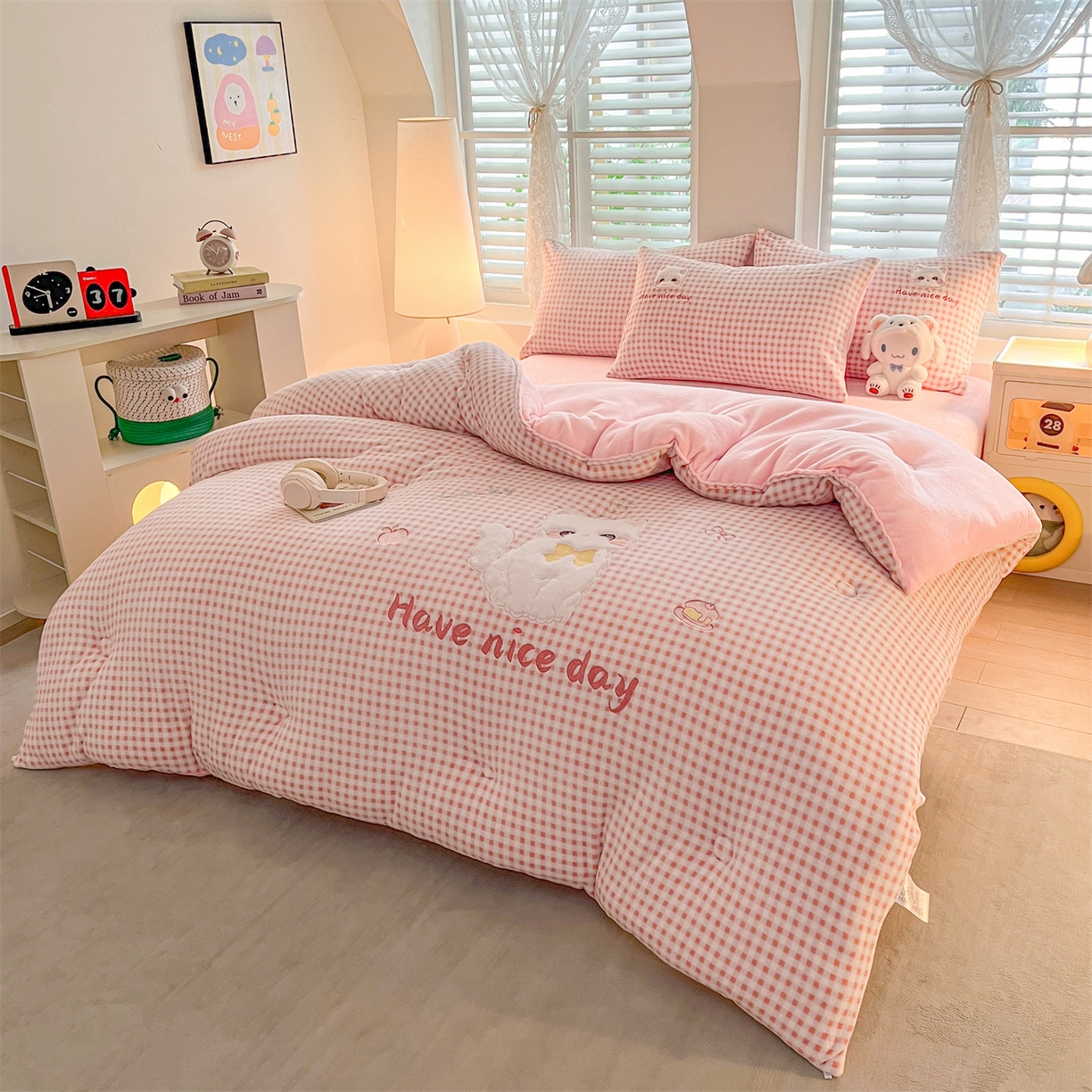 91家纺网 家纺一手货源 找家纺 换种生活 2025新款A类牛奶绒贴布绣冬被被子被芯 甜喵格-草莓粉