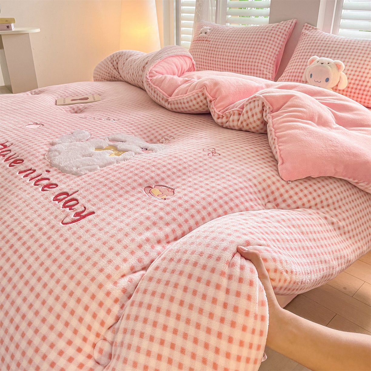 91家纺网 家纺一手货源 找家纺 换种生活 2025新款A类牛奶绒贴布绣冬被被子被芯 甜喵格-草莓粉